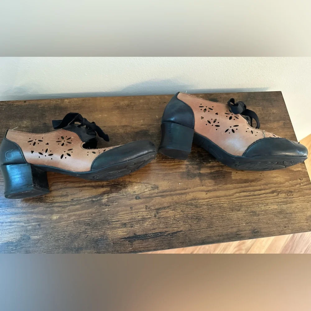 Børn brown Mary Janes with cut out and front tie. Size 8. - Picture 3 of 7